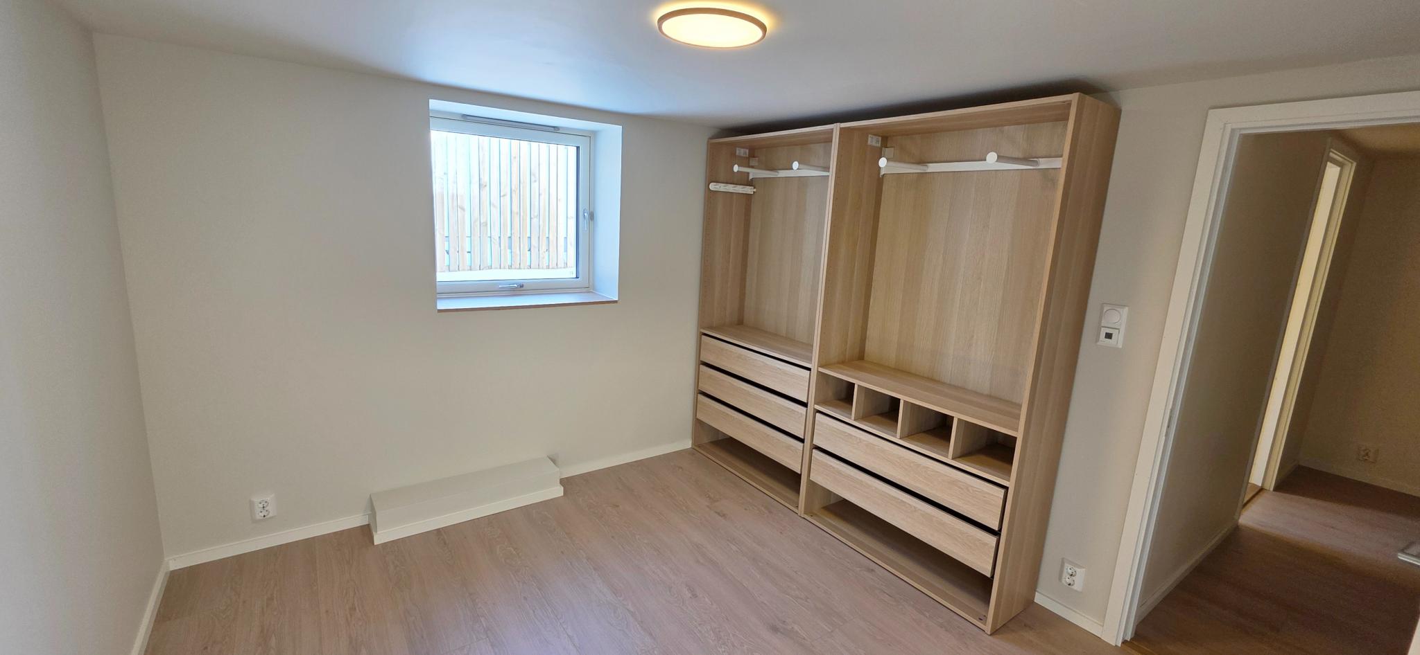 Hoved-soverom med plass til dobbeltseng og garderobe.